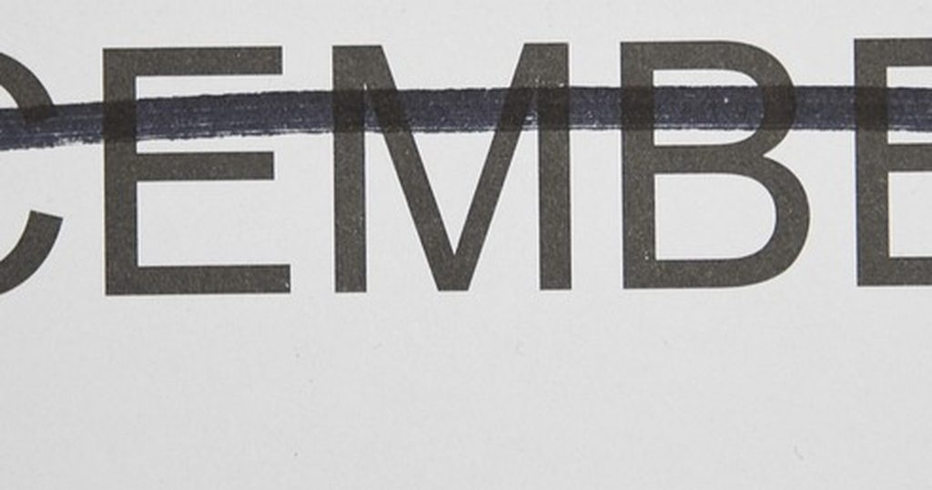 線で消された「DECEMBER」の文字