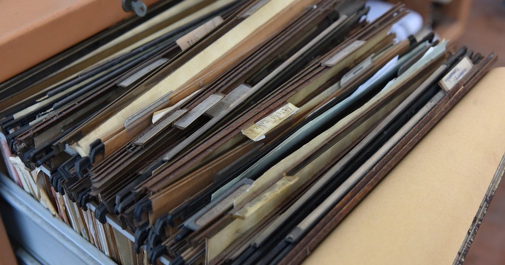引き出しに並んだ書類のフォルダー